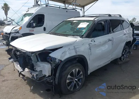 2021 Toyota Highlander Xle z USA, uszkodzony, nr VIN 5TDGZRBHXMS530751